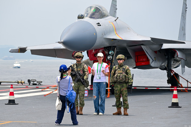 CHINA-HONG KONG-PLA NAVY-AIRCRAFT CARRIER SHANDONG-OPEN TO PUBLIC (CN)