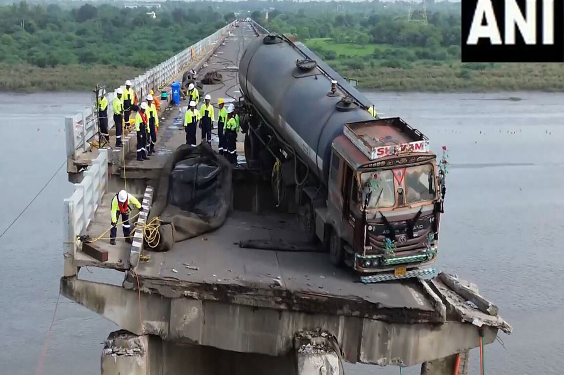 Gujarat bridge collapse: Authorities begin operation to retrieve truck from Gambhira bridge