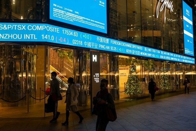 Hong Kong stocks end higher