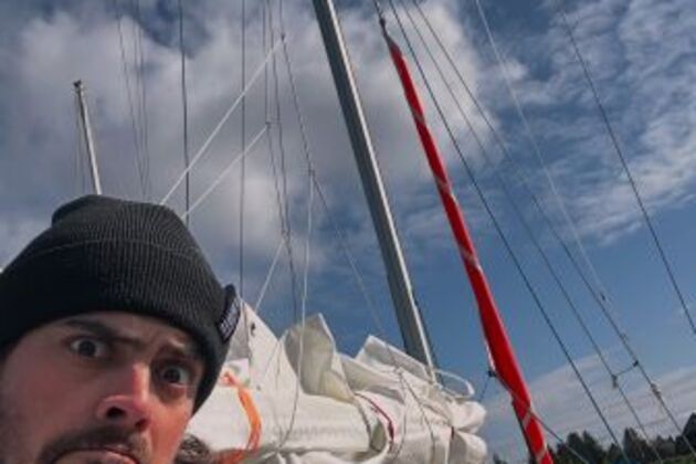 Oregon man sails to Hawaii with cat, greeted by fans and governor