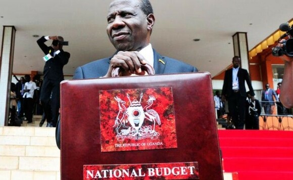 Minisita Kasaija n’ensawo ya Bajeti mu June 2015. Minisita Kasaija n’ensawo ya Bajeti mu June 2015.