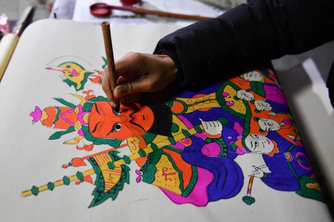 Culture&Life | Artists craft Tantou New Year pictures in Hunan