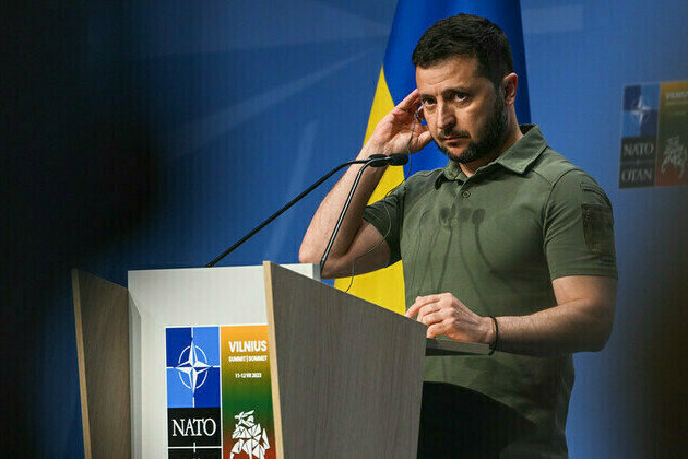 Kievs backers pushing Zelensky toward land concessions  WaPo