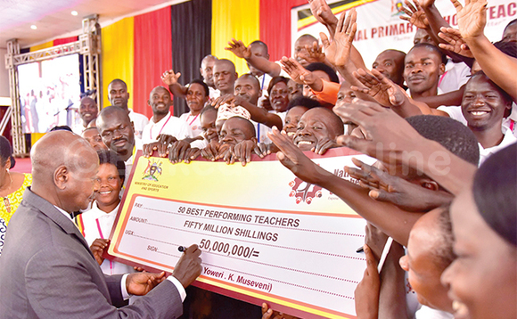 Pulezidenti Museveni ng’assa omukono ku cceeke ya bukadde 50 ezinaaweebwa abasomesa 50 abasinze okusomesa obulungi. Yabadde mu lukuhhaana lw’abasomesa ba pulayimale olwa National Primary School Teacher’s Conference olwategekeddwa ku ssomero lya London College of St. Lawrence e Maya mu Wakiso ku Lwomukaaga. Pulezidenti Museveni ng’assa omukono ku cceeke ya bukadde 50 ezinaaweebwa abasomesa 50 abasinze okusomesa obulungi. Yabadde mu lukuhhaana lw’abasomesa ba pulayimale olwa National Primary School Teacher’s Conference olwategekeddwa ku ssomero lya London College of St. Lawrence e Maya mu Wakiso ku Lwomukaaga.