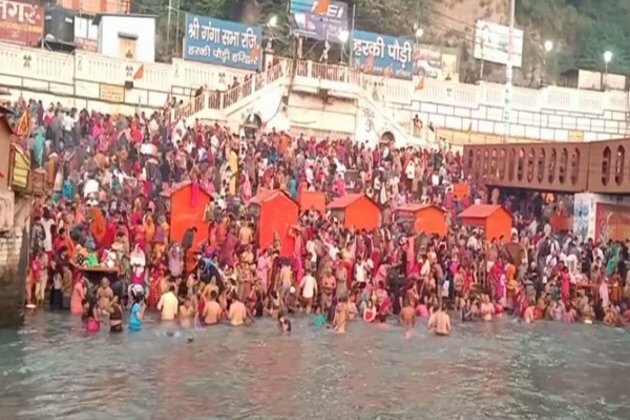 Haridwar: Devotees throng Har Ki Pauri Ghat on Kartik Purnima