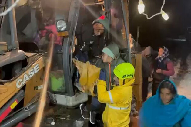 SDRF rescues stranded people as heavy snowfall hits Uttarakhand