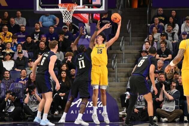 No. 4 Michigan rebounds from 1st loss, tops Washington