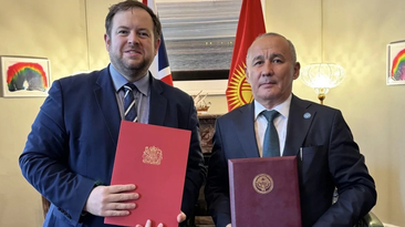UK's Minister of State for Europe Stephen Doughty and Kyrgyzstan’s Minister of Natural Resources, Ecology and Technical Supervision Meder Mashiev with the signed MOU