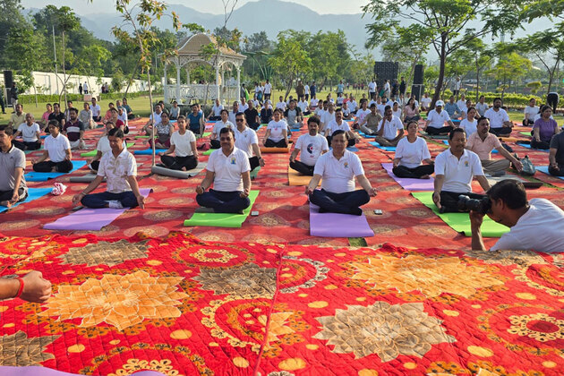 Over 1,000 people join mass session in Dehradun on 12th International Yoga Day
