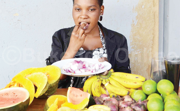Omukyala ng’alya ebibala ebiyamba okusaabulula obutwa mu mubiri. Omukyala ng’alya ebibala ebiyamba okusaabulula obutwa mu mubiri.