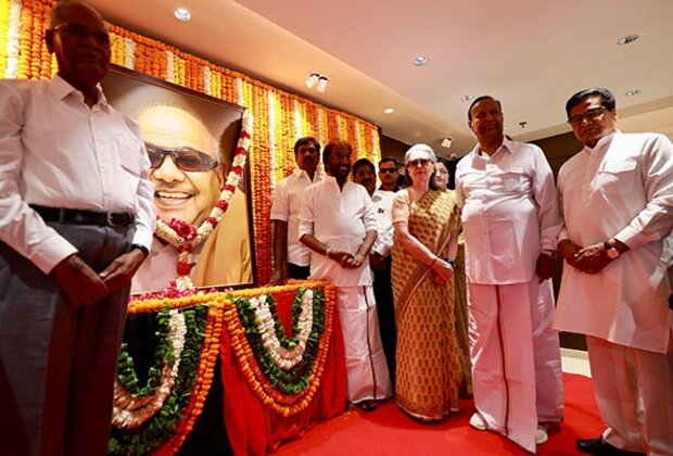 Sonia, Rahul Gandhi pay tribute to former Tamil Nadu CM Karunanidhi on his birth anniversary