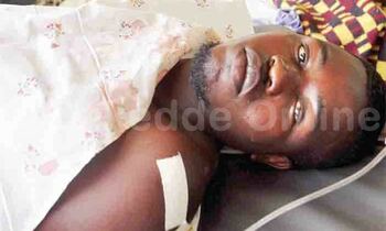 Innocent Habomulemi amasasi gaamukutte omukono ne ku kugulu. Wano yabadde mu ddwaaliro e Mulago eggulo. Innocent Habomulemi amasasi gaamukutte omukono ne ku kugulu. Wano yabadde mu ddwaaliro e Mulago eggulo.