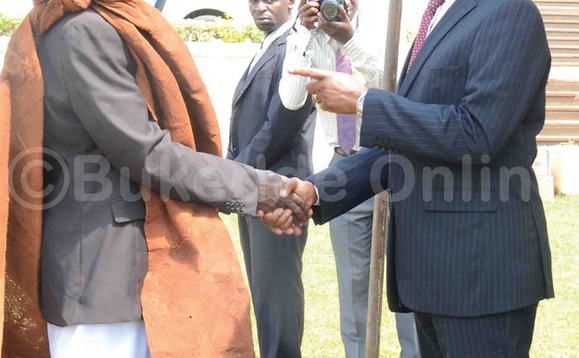 Katikkiro Mayiga ng’aliko byagamba Omutaka Charles Muyenje Kimoomera (ku kkono) eyamwanjuliddwa Aboobitiko e Bulange- Mmengo. Katikkiro Mayiga ng’aliko byagamba Omutaka Charles Muyenje Kimoomera (ku kkono) eyamwanjuliddwa Aboobitiko e Bulange- Mmengo.