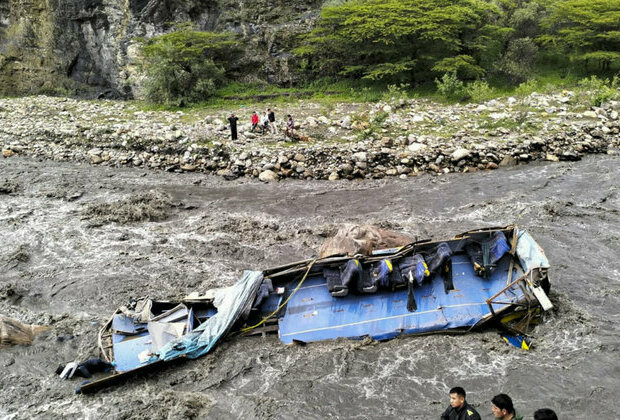 Six dead, 32 injured in bus crash in Peru