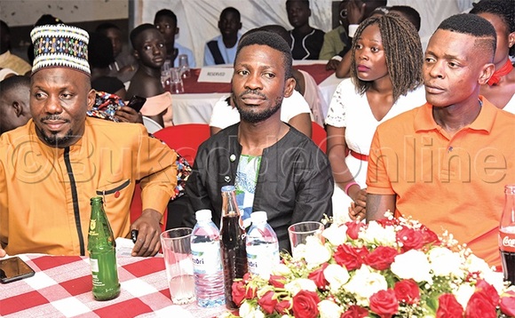 Bobi Wine (wakati) lwe yali ne Latif Ssebaggaka (ku kkono) ne Chameleone (ku ddyo). Bobi Wine (wakati) lwe yali ne Latif Ssebaggaka (ku kkono) ne Chameleone (ku ddyo).