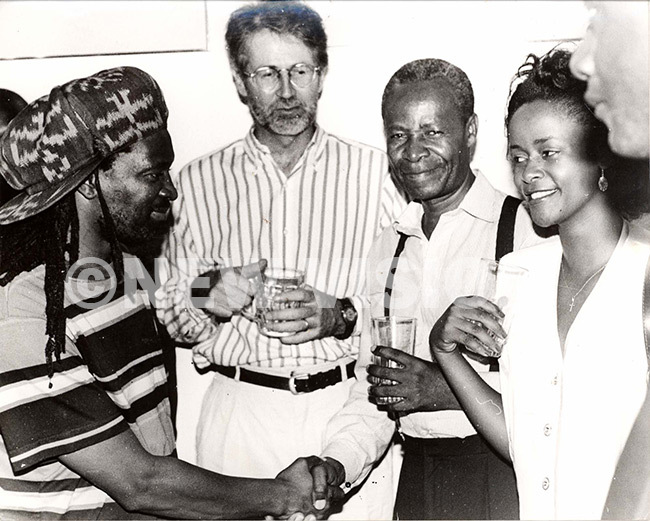 ucky ube illiam ike lly amala and ydia amala at a apital adio listeners party on pril 7 1996