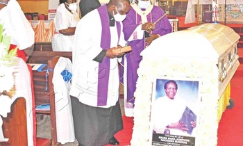 Bp. Lwanga mu kusabira omwoyo gw’omugenzi Nakaggwa. Mu ggomesi wakati ye Zziwa. Bp. Lwanga mu kusabira omwoyo gw’omugenzi Nakaggwa. Mu ggomesi wakati ye Zziwa.