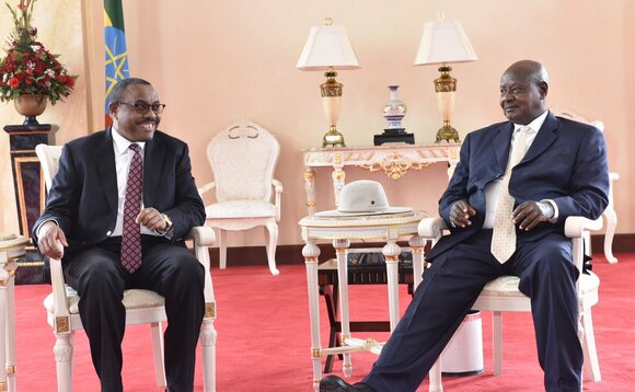 Pulezidenti Museveni ng'awayaamu ne munne owa Ethiopia, Hailemariam Desalegn, ali ku bugenyi obutongole obw’ennaku esatu mu Uganda Pulezidenti Museveni ng'awayaamu ne munne owa Ethiopia, Hailemariam Desalegn, ali ku bugenyi obutongole obw’ennaku esatu mu Uganda