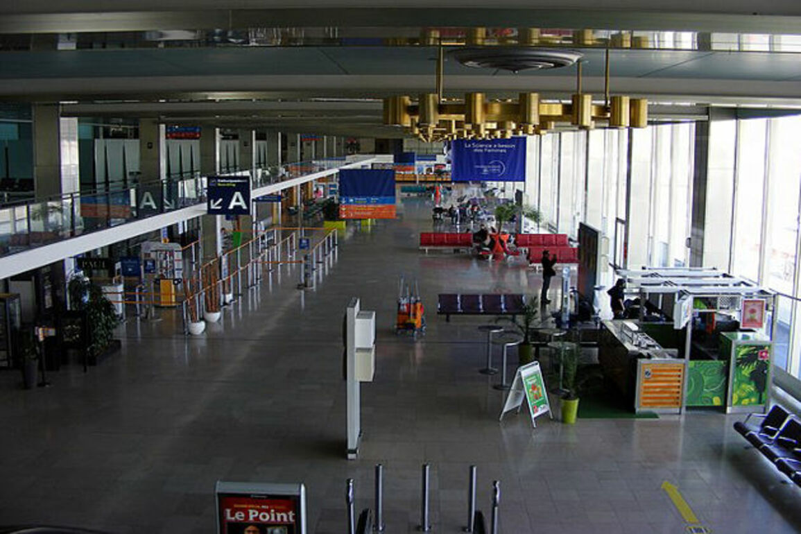 French Airports disrupted by air traffic controllers' strike