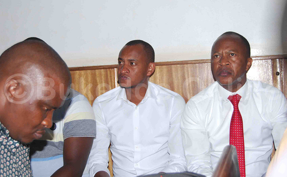 Innocent Kasumba ku kkono ne Frank Gashumba nga bali mu kkooti. Innocent Kasumba ku kkono ne Frank Gashumba nga bali mu kkooti.