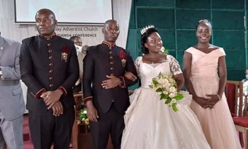 Wessaali nga yaakamala okugattibwa ne kabiite we Nambi. Ku kkono ye Frank Walusimbi omusomi w'amawulire ku NTV. Wessaali nga yaakamala okugattibwa ne kabiite we Nambi. Ku kkono ye Frank Walusimbi omusomi w'amawulire ku NTV.