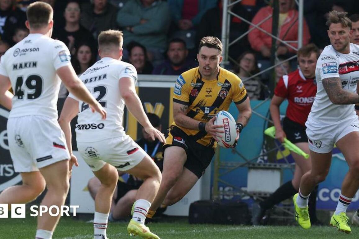 Super League- Castleford 46-18 Salford Red Devils - Tex Hoy scores hat-trick in thumping win