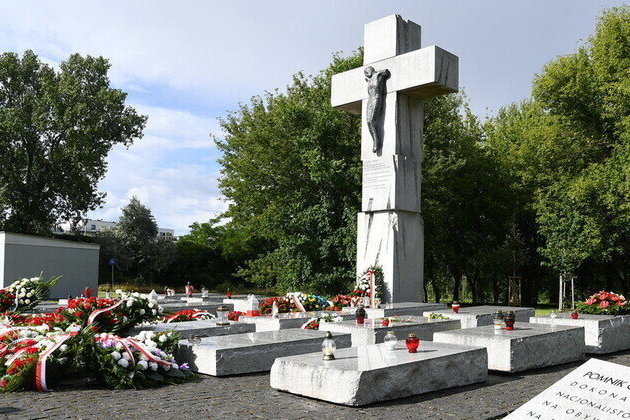 Poland blames Russia for Ukrainian who desecrated WWII memorials