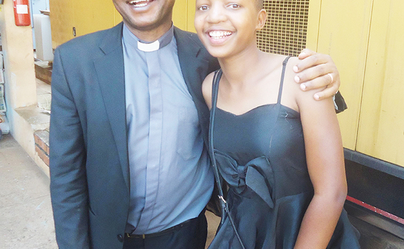 Rev. Richard Muwanguzi ne muwala we Sylvia Kusasira buli omu yeenyumiriza mu munne era basanyufu. Rev. Richard Muwanguzi ne muwala we Sylvia Kusasira buli omu yeenyumiriza mu munne era basanyufu.