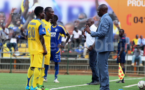 Mike Mutebi omutendesi wa KCCA FC (ku kkono) ng'ayogera n'abawuwuttannyi; Isaac Kirabira ne Tom Masiko bwe baabadde bazannya Bright Stars gye bakubye 2-1. (STEPHEN MAYAMBA) Mike Mutebi omutendesi wa KCCA FC (ku kkono) ng'ayogera n'abawuwuttannyi; Isaac Kirabira ne Tom Masiko bwe baabadde bazannya Bright Stars gye bakubye 2-1. (STEPHEN MAYAMBA)