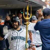 Eugenio Suarez's homer helps Mariners hold off Padres