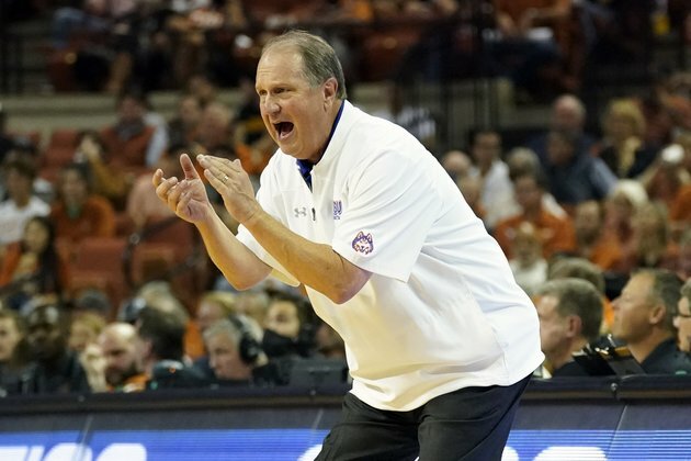 Oklahoma turns it on in second half to rout Houston Baptist