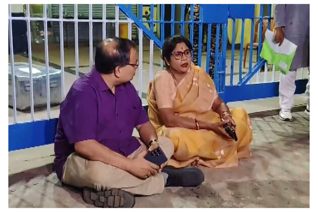 "There is no transparency": TMC leaders Kunal Ghosh and Shashi Panja protest outside strong room over alleged opening of postal ballots