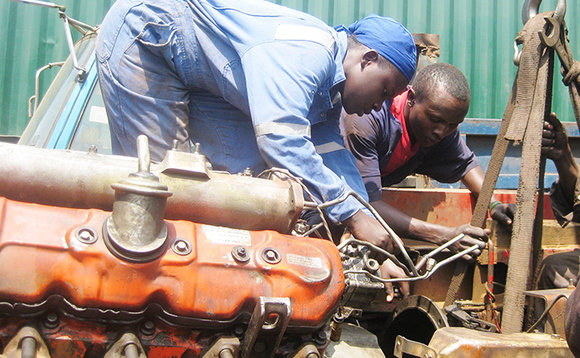 Akello ng'ateeka yingini gy'amaze okukanika mu mmotoka Akello ng'ateeka yingini gy'amaze okukanika mu mmotoka