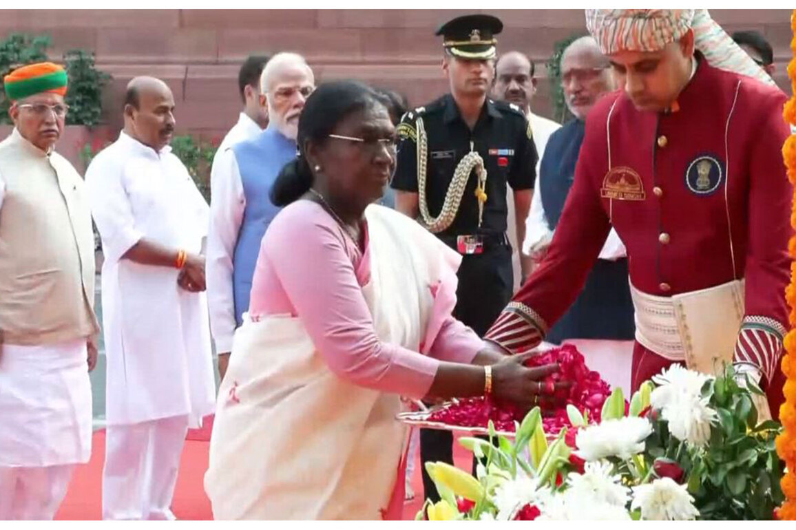 President Murmu, PM Modi pay tribute to Mahatma Jyotiba Phule on his 200th birth anniversary