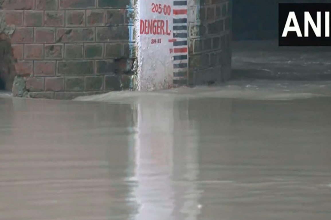 Delhi: Yamuna River continues to flow near danger mark