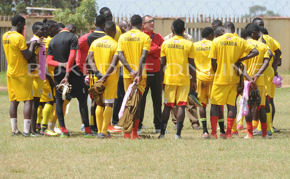 Omutendesi wa Cranes Sredejovic Micho ng'aliko by'annyonyola abazannyi oluvannyuma lw'okutendekebwa e Namboole mu kisaawe ky'ebweru, July 1 2017. (ekif:Silvano Kibuuka) Omutendesi wa Cranes Sredejovic Micho ng'aliko by'annyonyola abazannyi oluvannyuma lw'okutendekebwa e Namboole mu kisaawe ky'ebweru, July 1 2017. (ekif:Silvano Kibuuka)