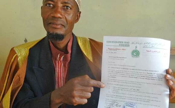 Sheikh Kibuule ng'alaga ebbaluwa eyamuweereddwa Mufuti Mubajje ey'obwa Kadhi w'e Lwengo. Sheikh Kibuule ng'alaga ebbaluwa eyamuweereddwa Mufuti Mubajje ey'obwa Kadhi w'e Lwengo.