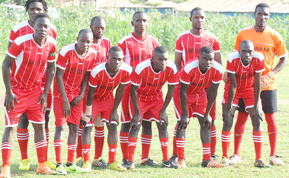 Abazannyi ba Lufula, abaatandise omupiira ogwasembyeyo mu liigi y'ekibinja ekyokuna. Lufula yawangudde Mustungs FC ggoolo 1-0 ne yeesogga liigi ya Kampala Ligyoni Abazannyi ba Lufula, abaatandise omupiira ogwasembyeyo mu liigi y'ekibinja ekyokuna. Lufula yawangudde Mustungs FC ggoolo 1-0 ne yeesogga liigi ya Kampala Ligyoni