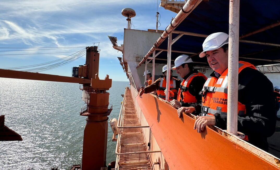 Governador Euardo Riedel, do MS, visita hidrovia Paraguai-Paraná