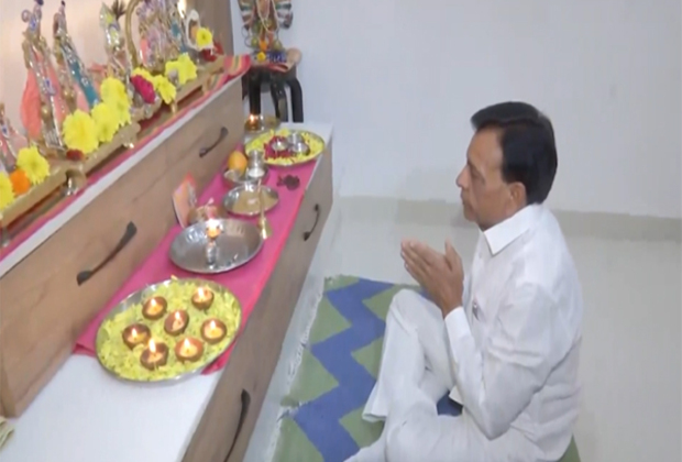 Madhya Pradesh Dy CM & Finance Minister Jagdish Devda offers prayers at his residence ahead presenting state budget today