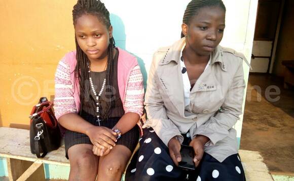 Abawala Lydia Namirimu ne Ritah Nakitto poliisi b'etaasizza okuwambibwa abazigu. EKIF: MABLE NAKABUGO Abawala Lydia Namirimu ne Ritah Nakitto poliisi b'etaasizza okuwambibwa abazigu. EKIF: MABLE NAKABUGO