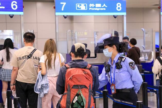 Global visitors embrace China's diverse charms, visa-free policies