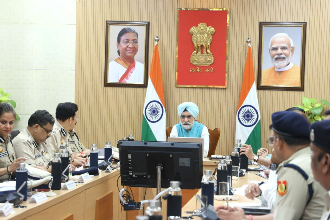 Delhi LG reviews traffic infrastructure, stresses on building modern, transparent and seamless transport system