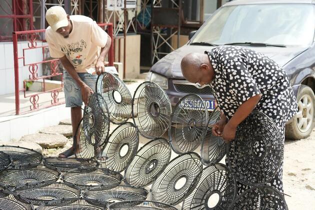 (Hello Africa) Ivorian designer uses eco-fashion to transform community image