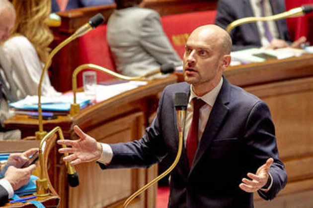 Paris accuses right-wing mayors of betraying EU