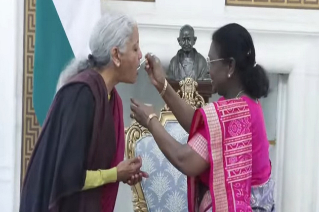 President Murmu offers 'dahi-cheeni' to FM Nirmala Sitharaman before presenting Budget 2026