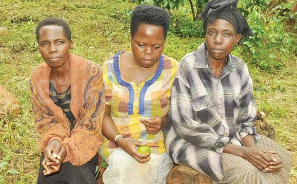 Abooluganda lw’omugenzi nga batudde we baamuziise.. Abooluganda lw’omugenzi nga batudde we baamuziise..
