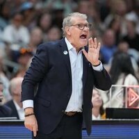 No. 1 UConn coach Geno Auriemma breaks poll record