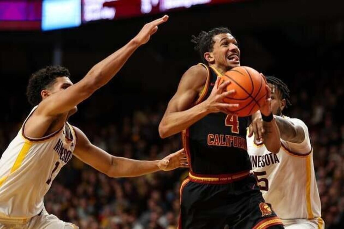 Chad Baker-Mazara (29), USC squeeze past Minnesota