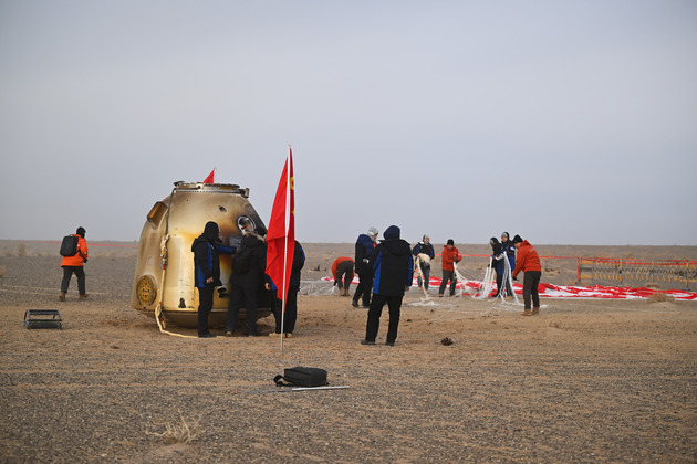 Photo Flash | China's Shenzhou-20 return capsule touches down on Earth